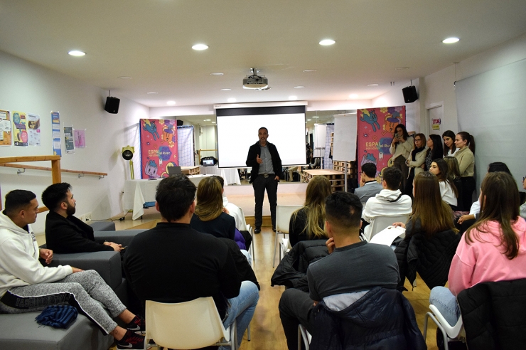 El conseller d'Esports i Joventut d'Andorra la Vella, Alain Cabanes, parla amb els joves que han assistit a les xerrades laborals.