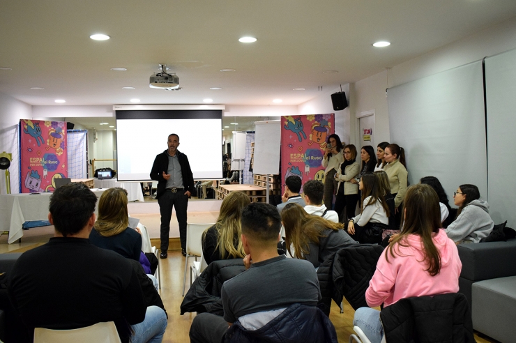 El conseller d'Esports i Joventut d'Andorra la Vella, Alain Cabanes,  parla amb els joves que han assistit a les xerrades laborals al Rusc.