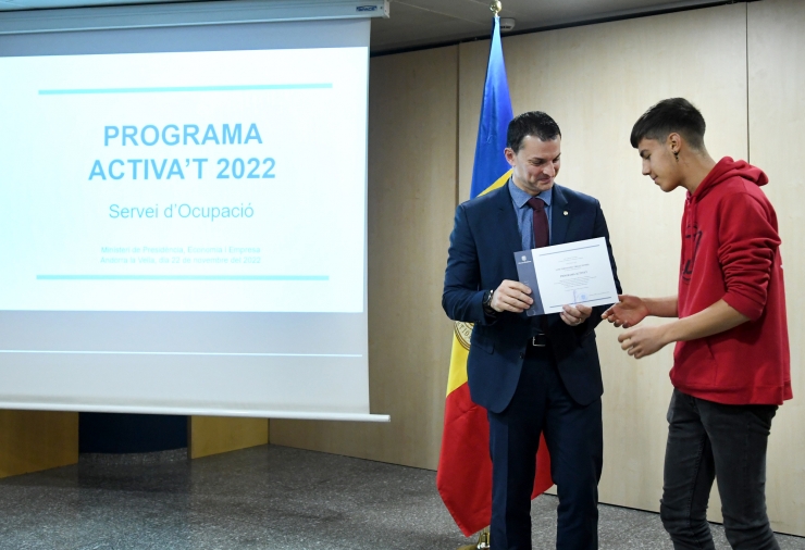 El ministre de Presidència, Economia i Empresa, Jordi Gallardo, lliura el diploma a un dels participants.