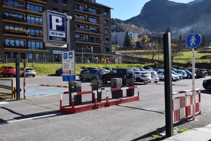 L'aparcament comunal del Prat de l'Areny situat al costat del comú d'Encamp.
 