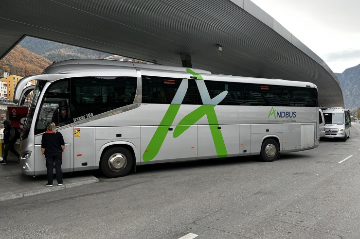 Un autocar d'Andbus a l'estació nacional d'autobusos.