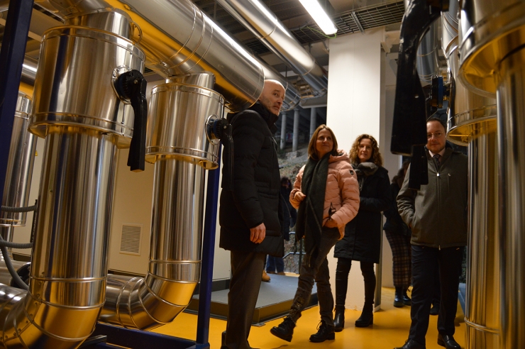 Les autoritats en la visita a les instal·lacions de la xarxa de fred i calor.