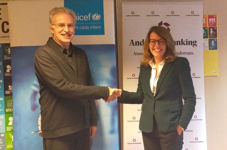 El director del comitè nacional d'Andorra d'Unicef, Albert Mora, i la directora general d'Andorran Banking, Esther Puigcercós.