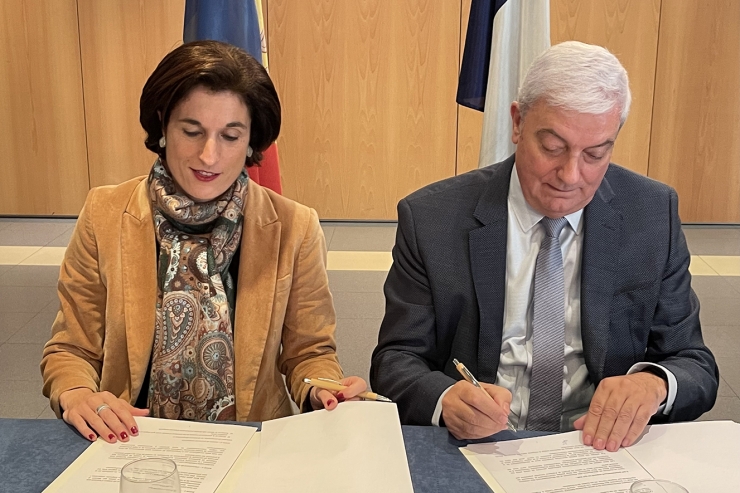 El president de la CEA, Gerard Cadena, i la presidenta de MEDEF Occitanie, Sophie Garcia, signant el conveni.