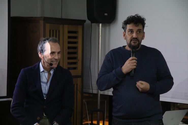 El comunicador, Crhistian Garcia, i l'organitzador del cicle Speaker's Corner, Àlex Armengol, durant la conferència 'Com convertir l'adversitat en una oportunitat'.