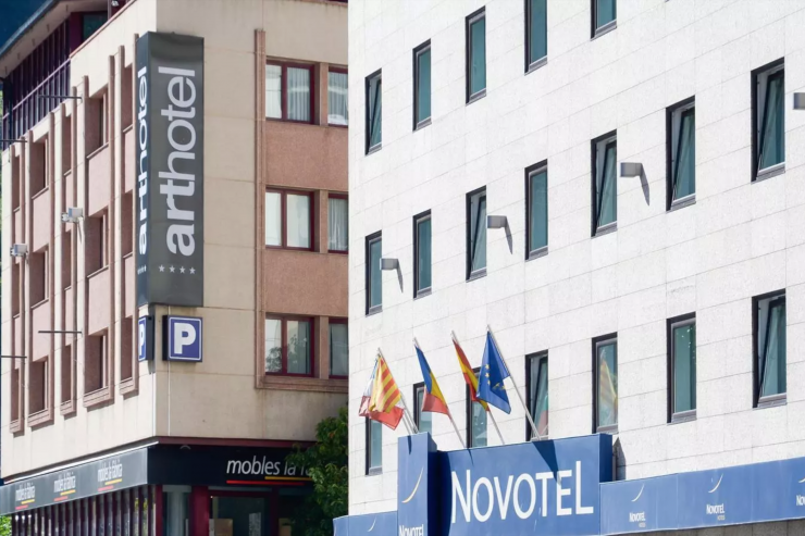 Dos establiments hotelers d'Andorra la Vella.
