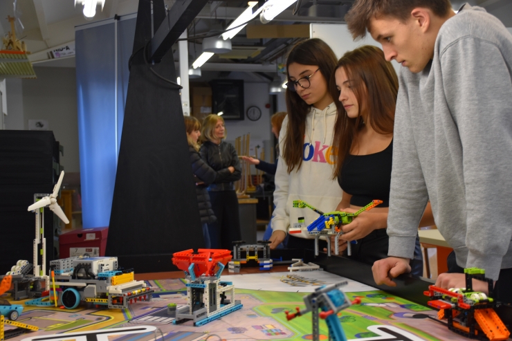 Alumnes del col·legi Sant Ermengol fent pràctiques amb el robot.