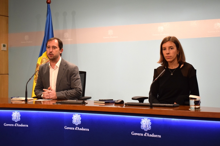 El director i la tècnica de l'Oficina de l'energia i del canvi climàtic, Carles  Miquel i Anna Boneta, durant la presentació de la plataforma.