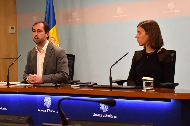 El director i la tècnica de l'Oficina de l'energia i del canvi climàtic, Carles  Miquel i Anna Boneta, durant la presentació de la plataforma.