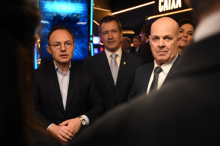 Les autoritats conversant amb els treballadors del centre.