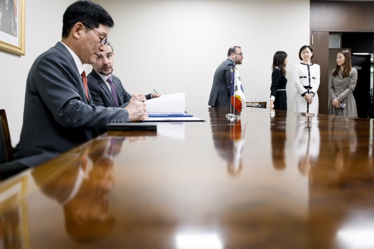 El secretari d'Estat d'Afers Financers Internacionals, Marc Ballestà, i el representant de Corea del Sud signen el CDI.
