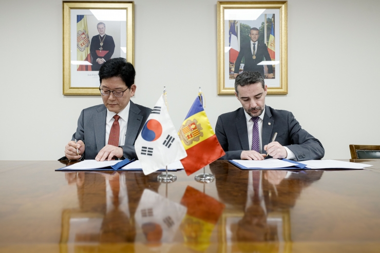 El secretari d'Estat d'Afers Financers Internacionals, Marc Ballestà, i el representant de Corea del Sud signen el CDI.