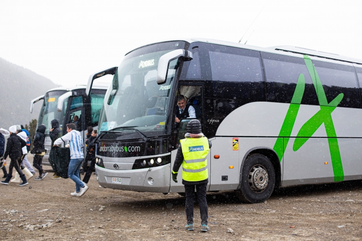 Alguns dels vehicles d'Andbus que van donar servei a l'Snowrow.