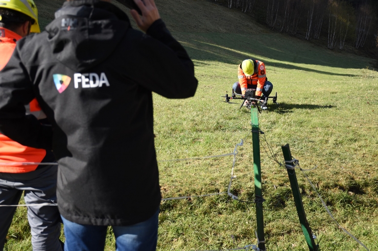 Els treballs de manteniment amb drons que està fent FEDA amb el suport d'una empresa especialitzada.