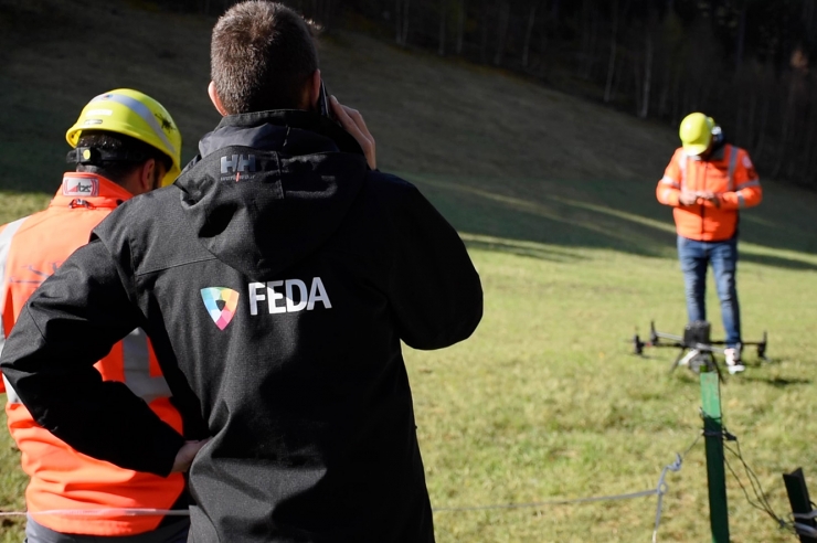 Els treballs de manteniment amb drons que està fent FEDA amb el suport d'una empresa especialitzada.