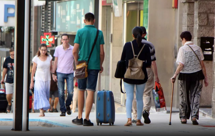 Turistes a l'avinguda Meritxell.