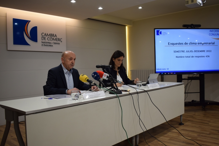 El president i la directora adjunta de la Cambra de Comerç, Indústria i Serveis, Josep Maria Mas i Sol Rossell, en un moment de la presentació dels resultats de l'enquesta de clima empresarial del segon semestre del 2022.