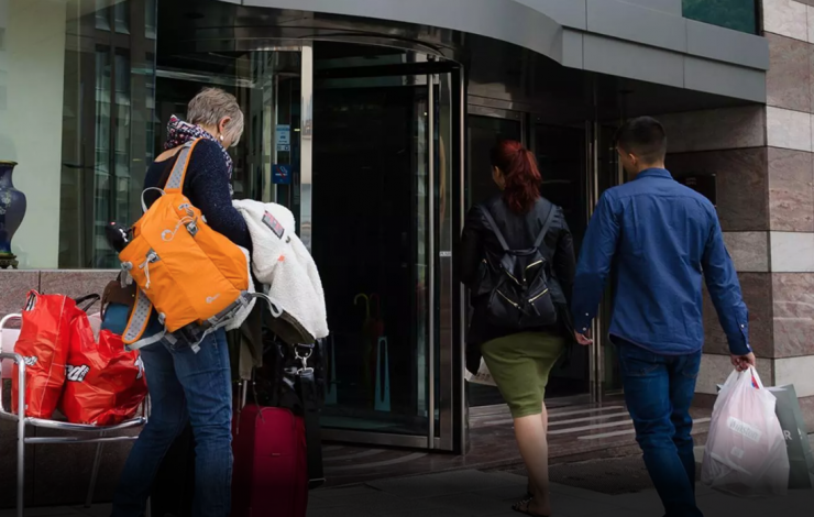 Turistes entren a un establiment hoteler.