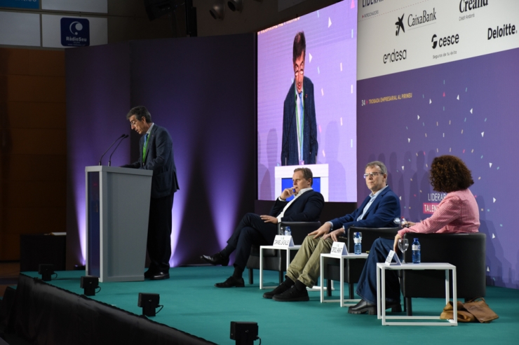 El rector de la Universitat de Lleida, Jaume Puy, presentant el catedràtic d'economia financera de la UPF, Oriol Amat, i el doctor en economia i gestor d'inversions, Daniel Lacalle.