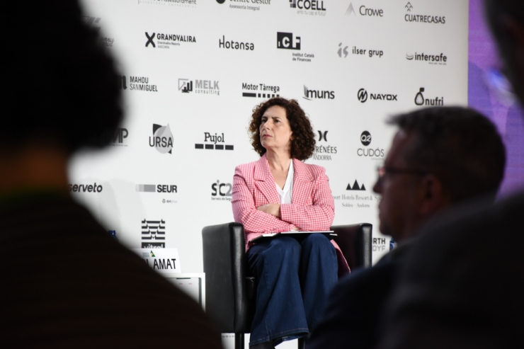 La periodista cap de redacció d'economia de la Vanguardia, Elisenda Vallejo, durant la taula rodona 'Perspectives econòmiques:fredana o acceleració del creixement?'.