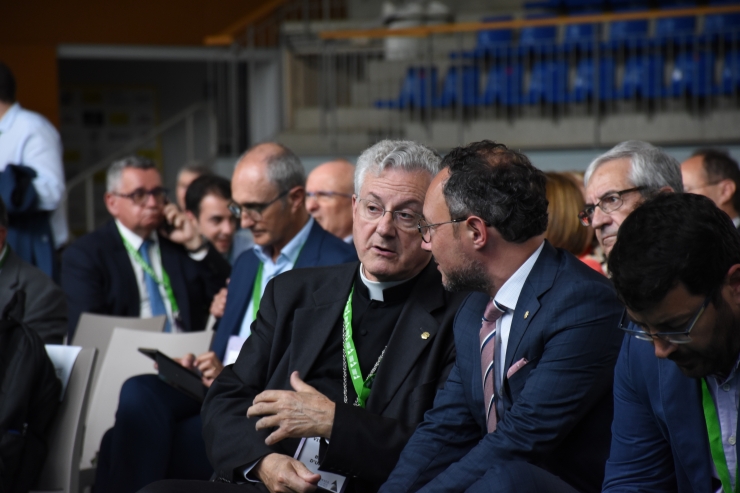 El cap de Govern, Xavier Espot, conversa amb el copríncep episcopal, Joan-Enric Vives, abans de l'inici de la sessió de tarda de la trobada.