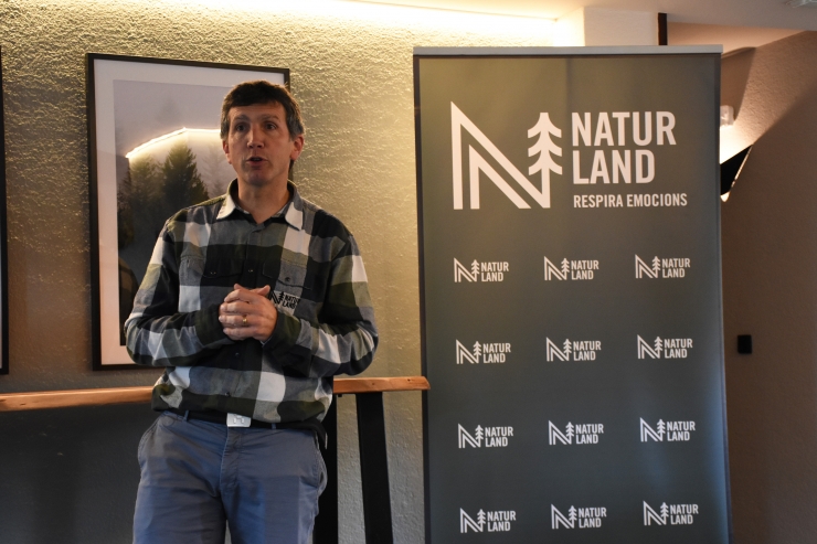 El director de Naturland, Xabier Ajona, durant la presentació de les activitats d'estiu.
 