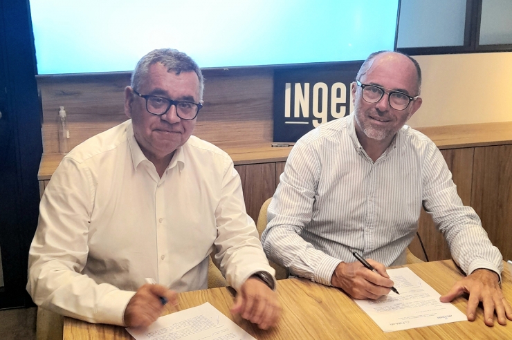 Els presidents d'Actinn i del Fablab, Albert Moles i Pere Montes de Oca, en la signatura de l'acord.