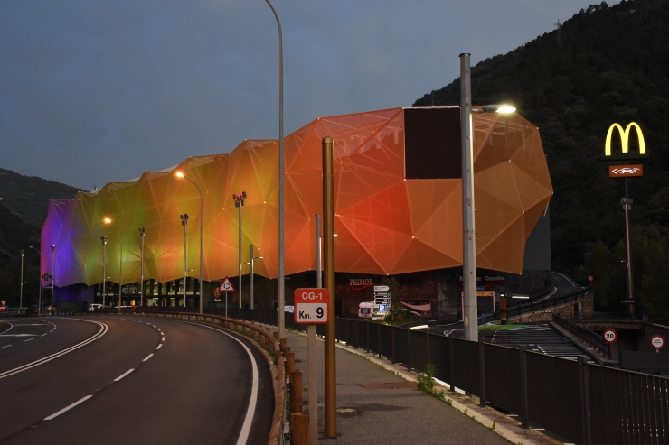 La façana d'Epizen il·luminada amb els colors del col·lectiu LGTBIQ+.