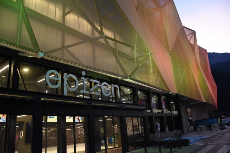 La façana d'Epizen il·luminada amb els colors del col·lectiu LGTBIQ+.