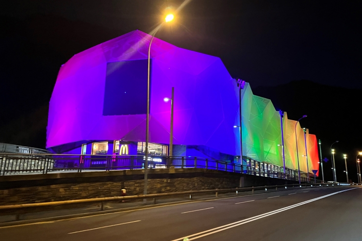 La façana d'Epizen il·luminada amb els colors del col·lectiu LGTBIQ+.