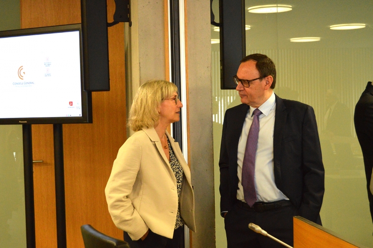 La presidenta del consell d'administració de la CASS, Montserrat Capdevila, conversa amb el president del grup parlamentari demòcrata, Jordi Jordana.