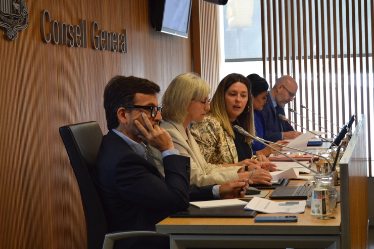 Un moment de la compareixença de la presidenta del consell d'administració de la CASS, Montserrat  Capdevila, i el president de la comissió gestora del fons de reserva de jubilació, Jordi Cinca, al Consell General.