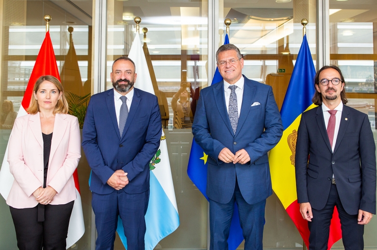 D’esquerra a dreta, Isabelle Costa, alta comissària pels afers europeus de Mònaco; Luca Beccari, ministre d’Afers Exteriors, Cooperació Econòmica Internacional i Telecomunicacions de San Marino; Maroš Šefèoviè, vicepresident de la Comissió Europea, responsable de Relacions Institucionals i Prospectiva; i Landry Riba, secretari d’Estat d’Afers Europeus d’Andorra.