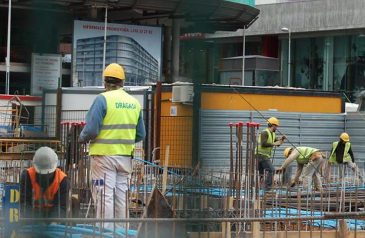 Treballadors de la construcció en una obra.