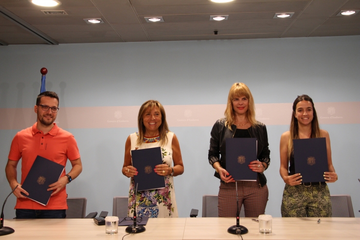 La ministra de Presidència, Economia, Treball i Empresa, Conxita Marsol; el representant d'Idean, Victor Mundó; la representant d'Hyper Riu Runer, Ester Cusine, i la representant d'Andorra 2000, Cristina Torrents.