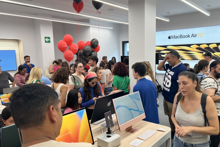 Un moment de la inauguració de la nova botiga Apple K-tuin