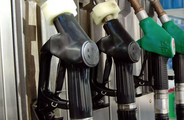 Sortidors de carburants en una benzinera.