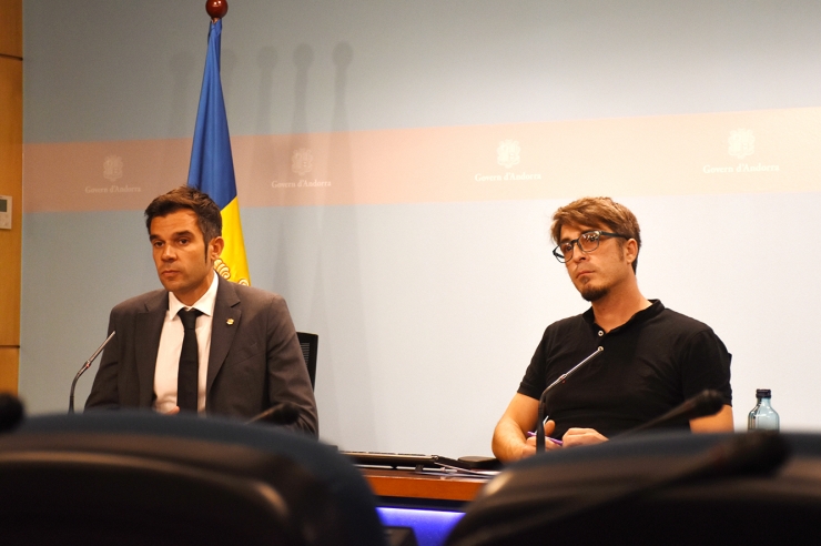 El secretari d'Estat de Transició Energètica, Transports i Mobilitat,  David Forné, i el cap d'àrea de Transports, Ferran Molí, durant la roda de premsa de presentació del nou servei de busos entre Andorra i la Seu d'Urgell.
 