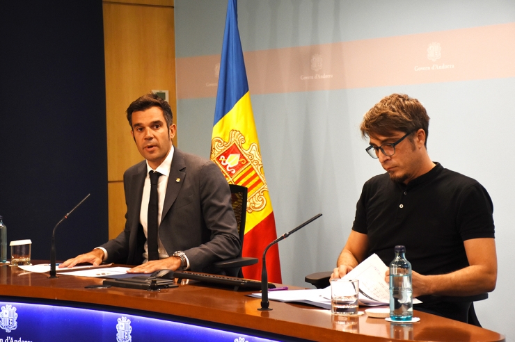 El secretari d'Estat de Transició Energètica, Transports i Mobilitat,  David Forné, i el cap d'àrea de Transports, Ferran Molí, durant la roda  de premsa d'aquest dimarts al matí.