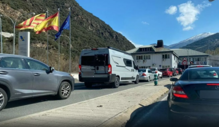 Vehicles fent cua a la frontera hispanoandorrana.