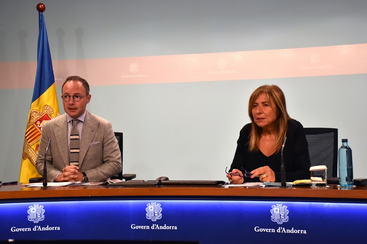 El cap de Govern, Xavier Espot, i la ministra de Presidència, Economia, Treball i Habitatge, Conxita Marsol, durant la roda de premsa per presentar les novetats sobre inversió estrangera.