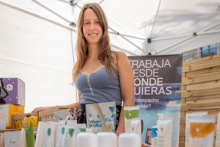 La doctora, Judith Prió, envoltada de productes d'àloe vera.