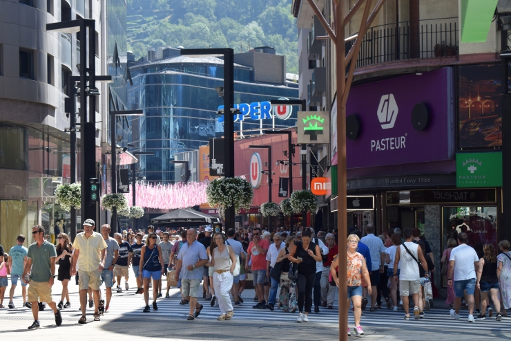 Turistes a l'avinguda Meritxell d'Andorra la Vella.