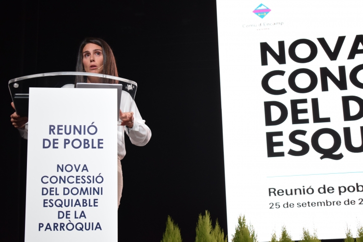 La cònsol major, Laura Mas, durant la reunió de poble a Encamp.