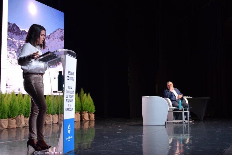 Els cònsols d'Encamp, Laura Mas i Jean Michel Rascagnères, durant la reunió de poble a Encamp.