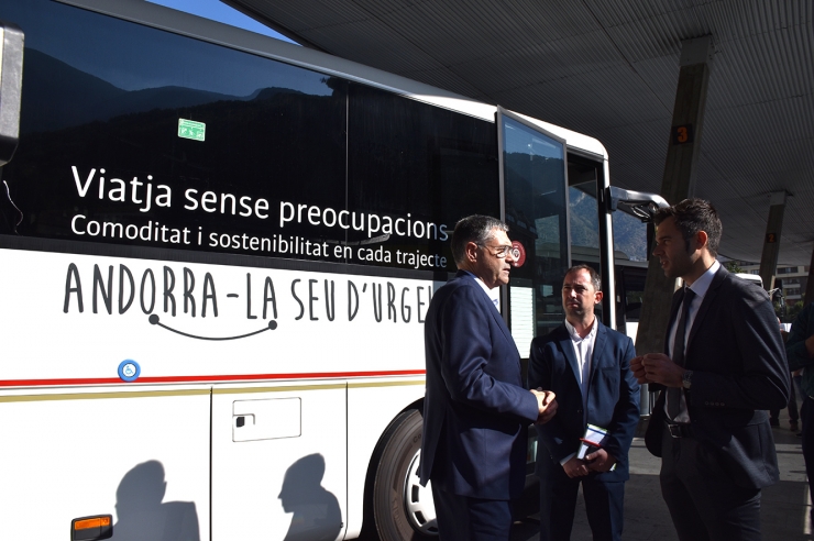 El conseller delegat d'Hife, Josep Maria Chavarria, amb el secretari d'Estat de Transició Energètica, Transports i Mobilitat, David Forné i el director d'Energia i Transports, Carles Miquel.