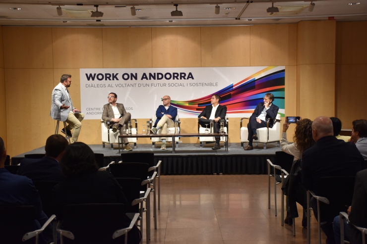 La tercera taula del 'Work On Andorra' moderada pel director de l'ANA, Arnau Colominas (esquerra) i que ha comptat amb el director general d'Andorra Turisme, Betim Budzaku, el director general del Grup Pyrénees, Sergio Romero, l'empresari, fundador i expresident executiu d'Hotelbeds, Joan Vilà, i el president de l'FC Andorra, Ferran Vilaseca