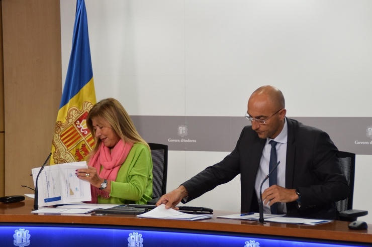 La ministra de Presidència, Economia, Treball i Habitatge, Conxita Marsol, i el secretari d'Estat d'Economia, Treball i Habitatge, Jordi Puy, durant la roda de premsa de presentació del projecte de llei sobre els arrendaments d'habitatge.