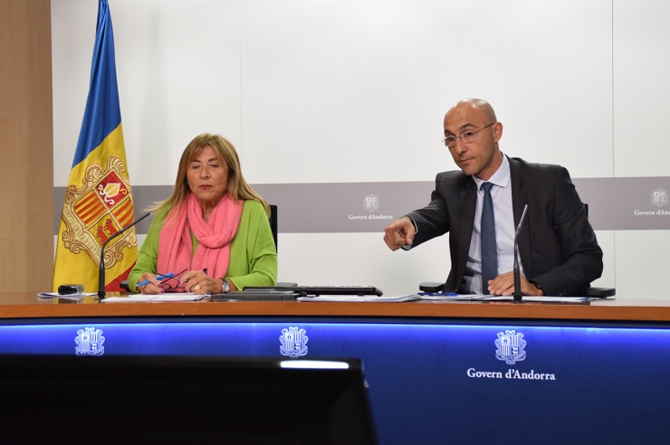 La ministra de Presidència, Economia, Treball i Habitatge, Conxita  Marsol, i el secretari d'Estat d'Economia, Treball i Habitatge, Jordi  Puy, durant la roda de premsa de presentació del projecte de llei sobre  els arrendaments d'habitatge.