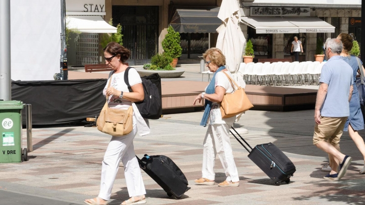 Turistes a la plaça Coprínceps d'Escaldes-Engordany.